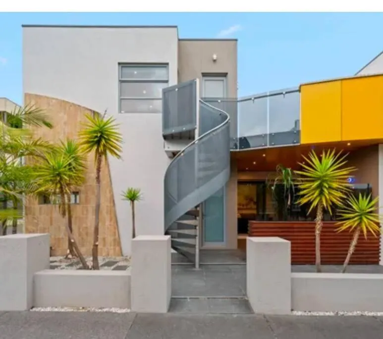 Image of Entire studio with balcony