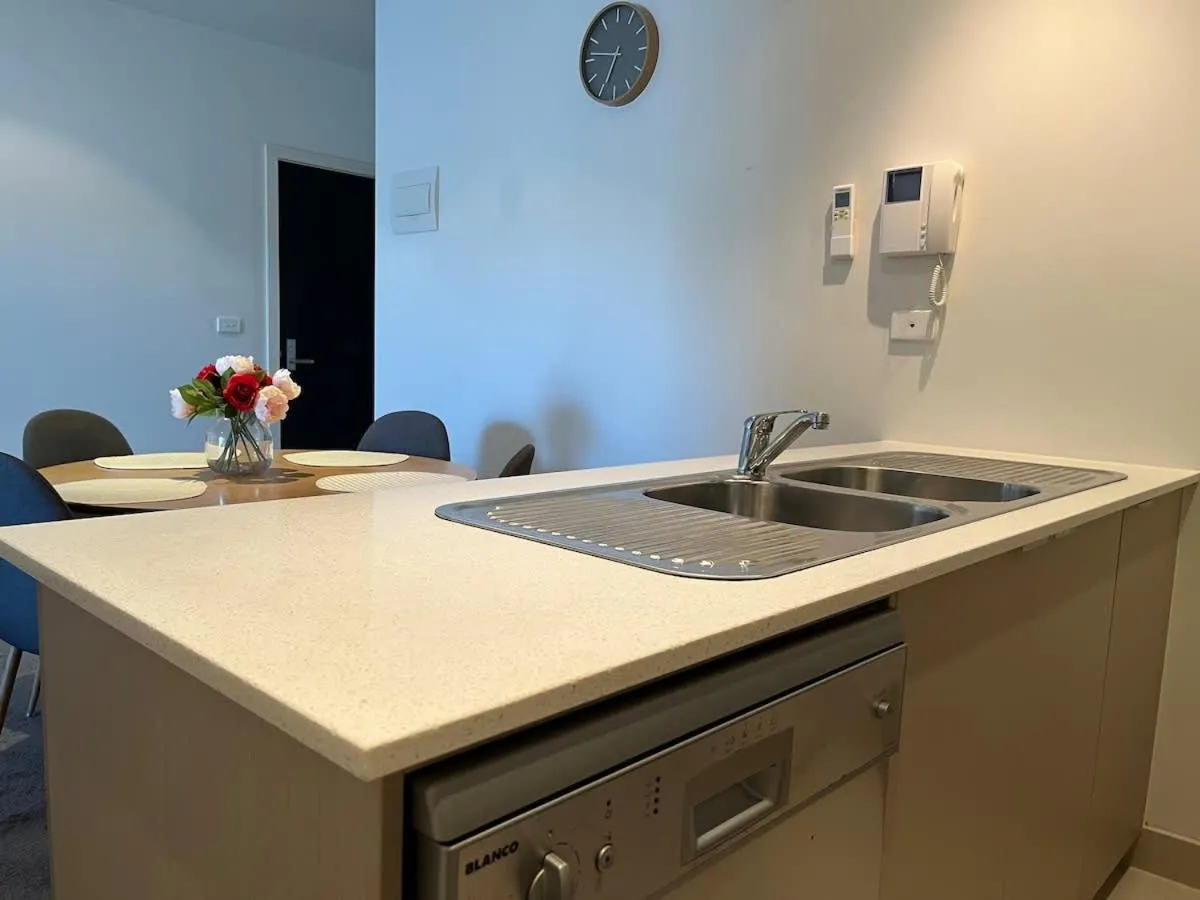 Image 2 of Glen Waverley Modern Apt near Syndal Station