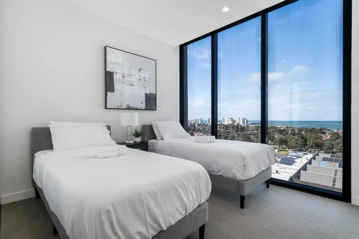 Image 6 of Gorgeous 3BR Apt w Stunning Bay Views and 2 Car Park