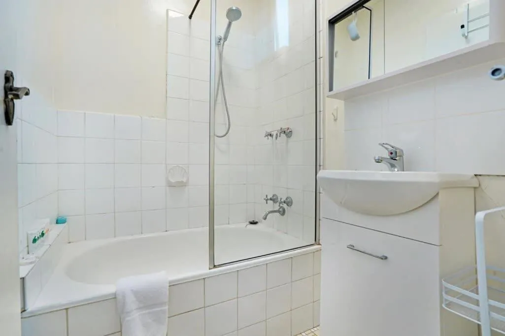 Image 2 of Great Things Come in Small Packages – Fitzroy Apt