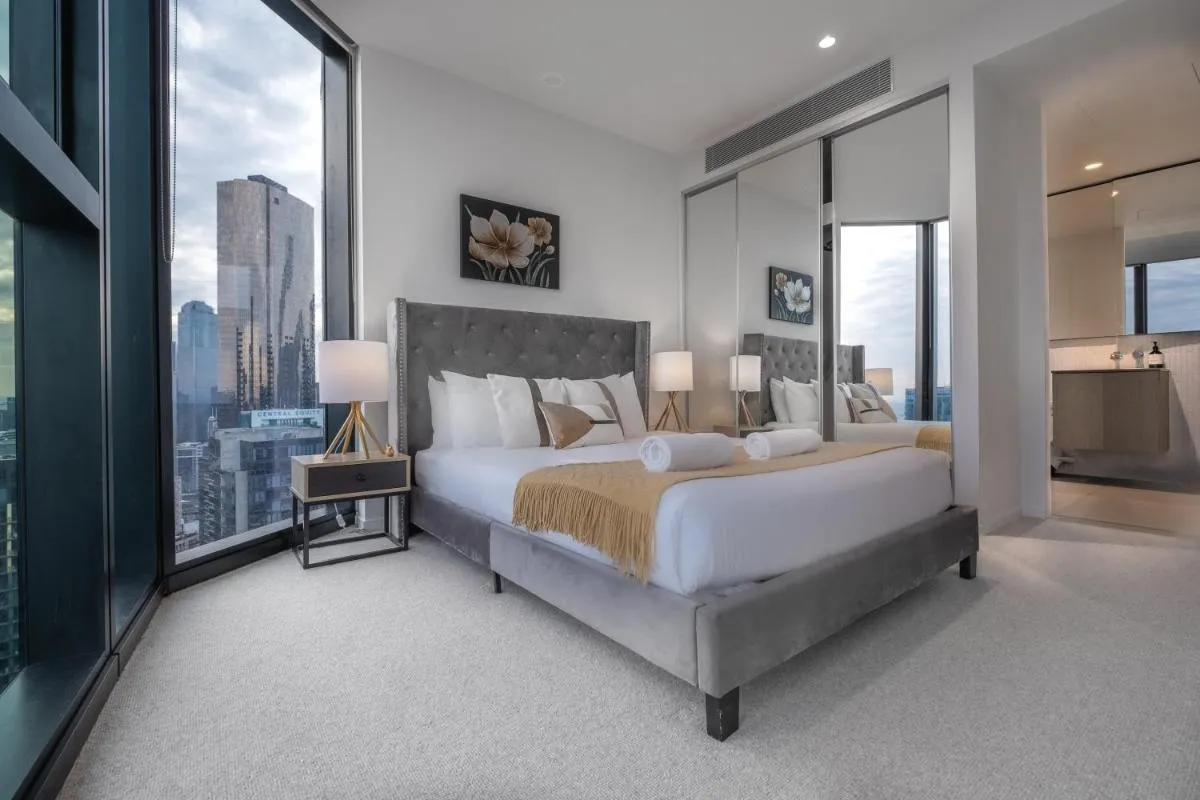 Image 6 of High Rise View 2br Apt Southbank
