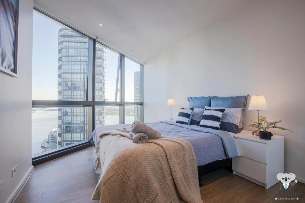 Image 1 of KOZYGURU DOCKLANDS HIGH LEVEL WATERVIEW 1BED POOL VDO883-2009