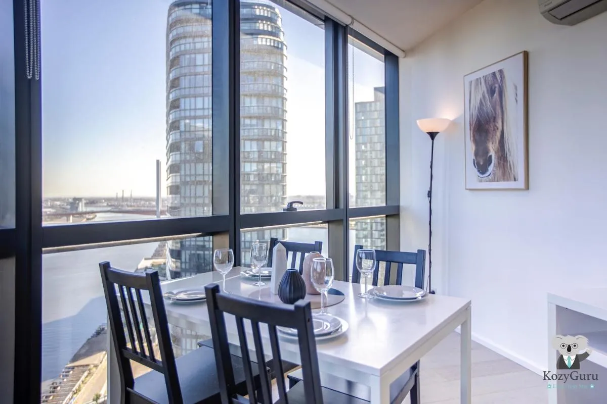 Image 3 of KOZYGURU DOCKLANDS HIGH LEVEL WATERVIEW 1BED POOL VDO883-2009