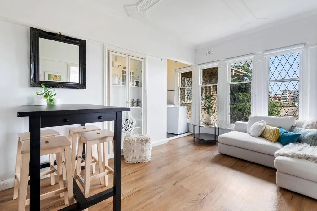 Image 6 of Large 1 Bdrm Light Filled with City Views, South Yarra