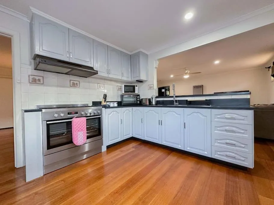Image 3 of Large Peaceful 4 Bedroom Home