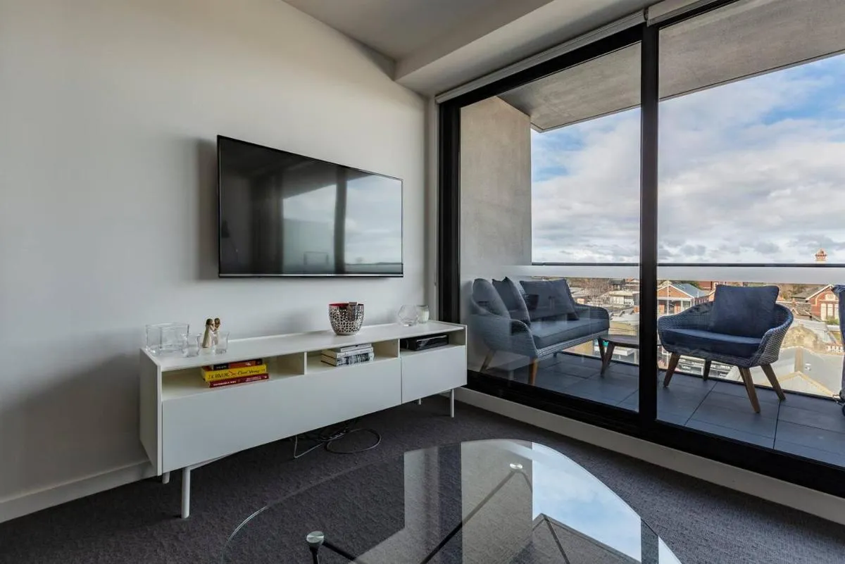 Image 4 of Light-filled Stylish Living in Diverse Hawthorn