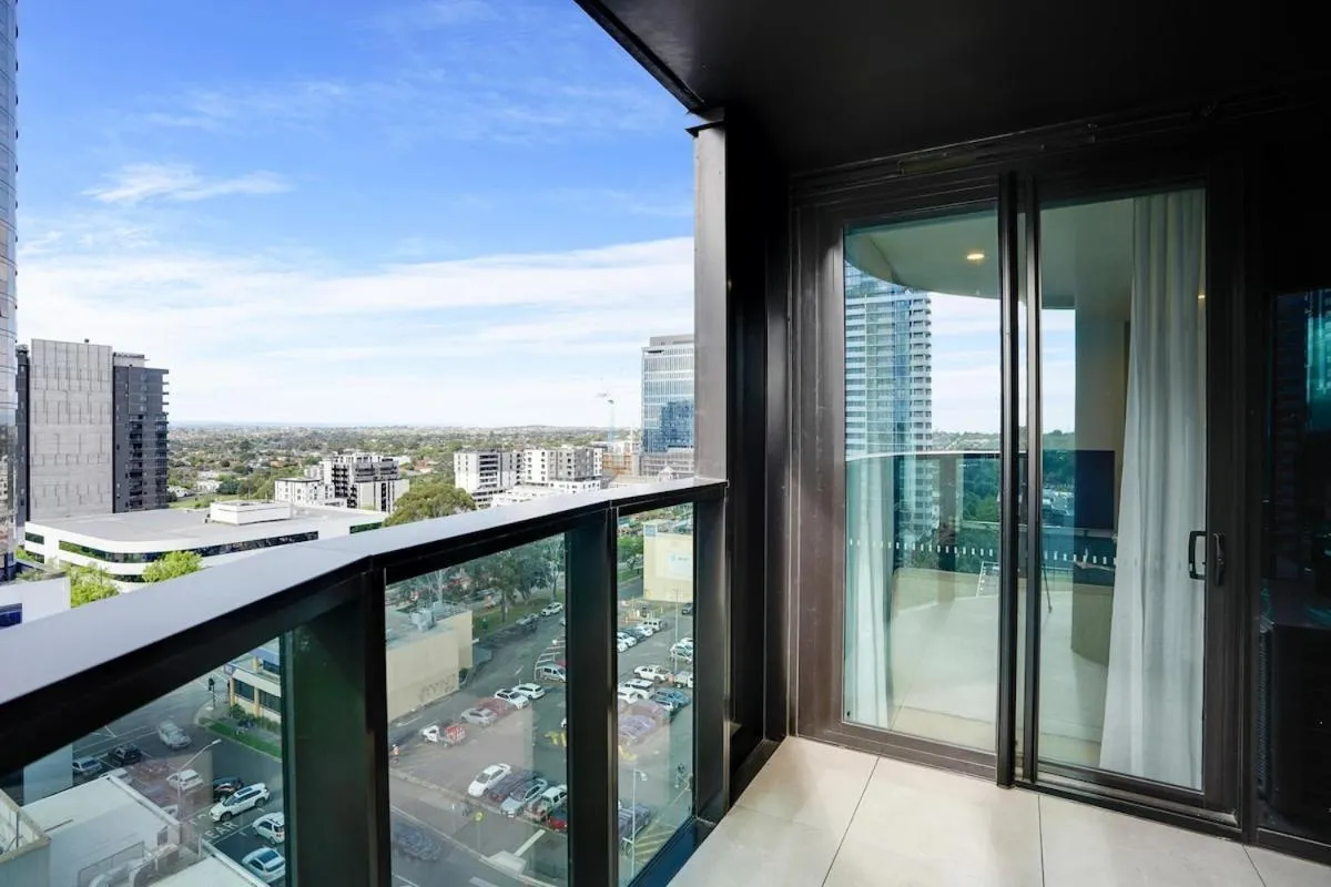 Image 4 of Lux 1 bedroom Executive Apt in Box Hill