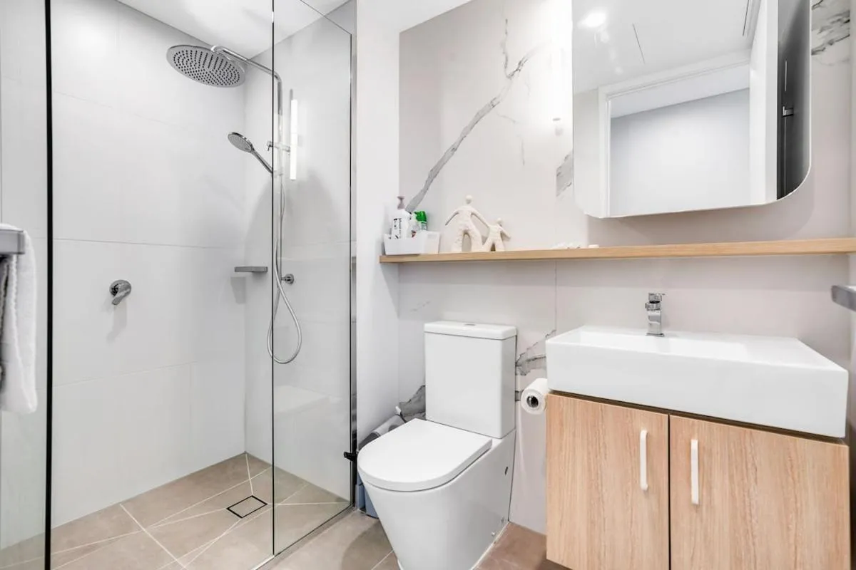 Image 2 of Lux 1 bedroom Executive Apt in Box Hill
