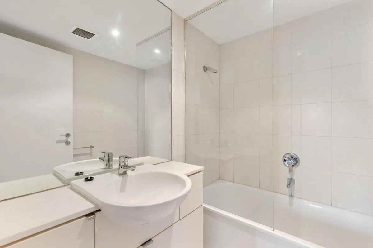 Image 2 of Lux Short Stay 3 Bedrooms at Clarendon Tower