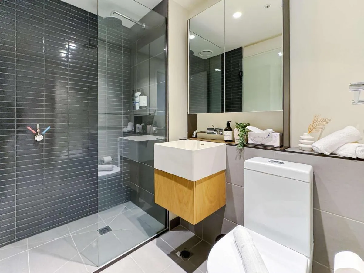 Image 2 of Luxe 2BR Retreat POOL GYM & PARKING South Yarra