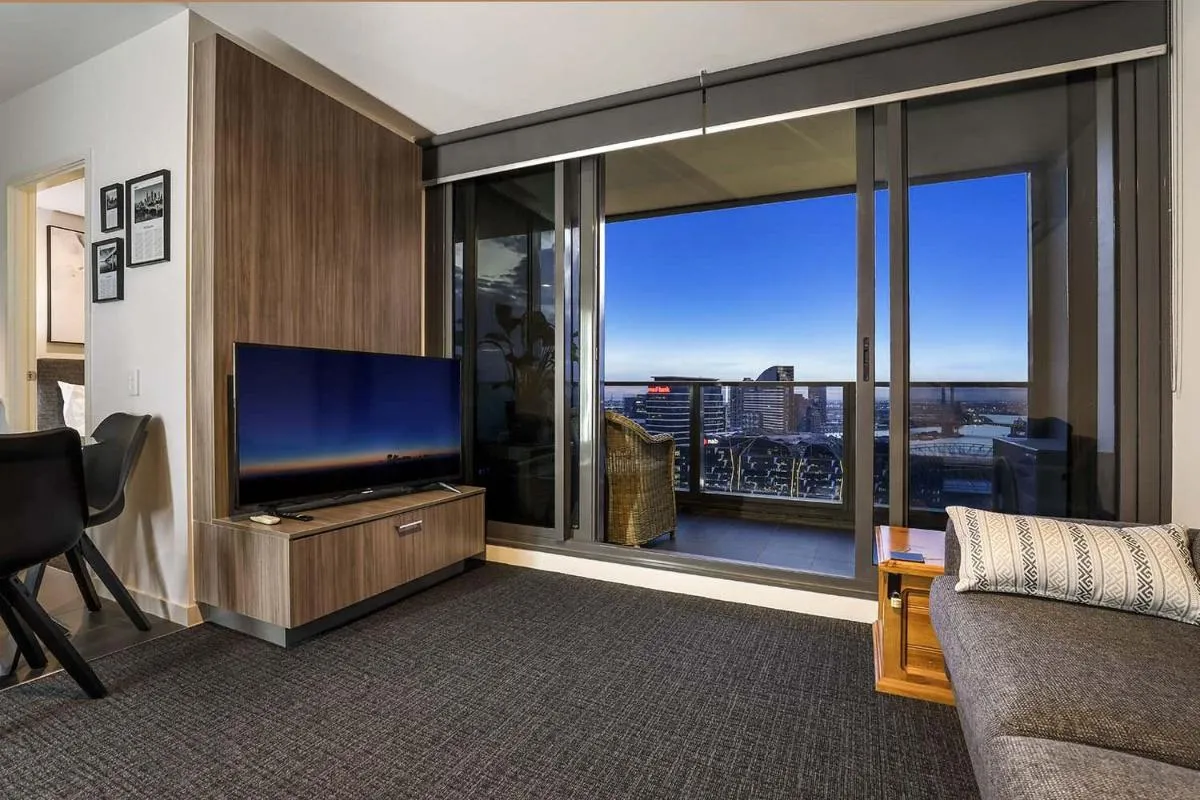 Image 2 of Luxurious Urban Retreat with Stunning Views