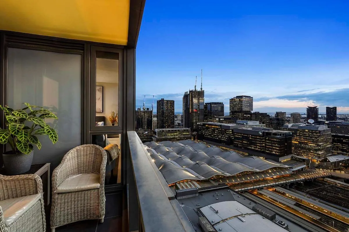 Image 4 of Luxurious Urban Retreat with Stunning Views
