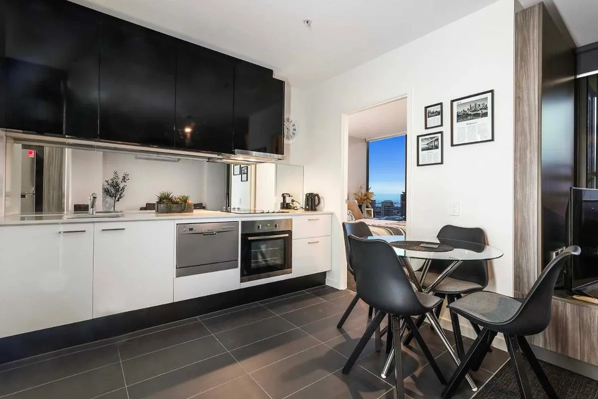 Image 5 of Luxurious Urban Retreat with Stunning Views