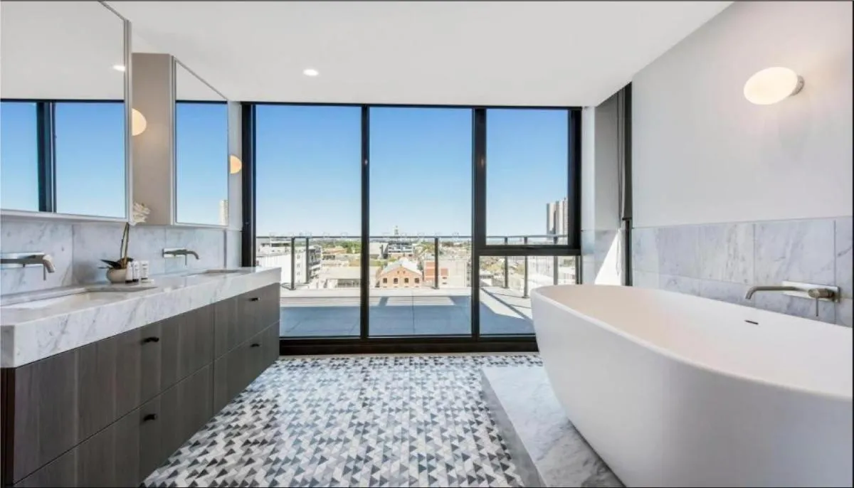 Image 6 of Luxury Penthouse with Astonishing Bay and City Views