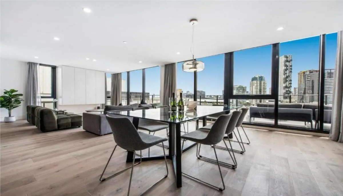 Image 3 of Luxury Penthouse with Astonishing Bay and City Views