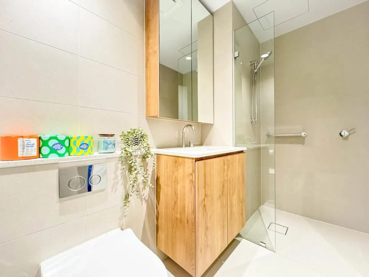 Image 2 of Modern 2B APT BayViews*Pool*GYM