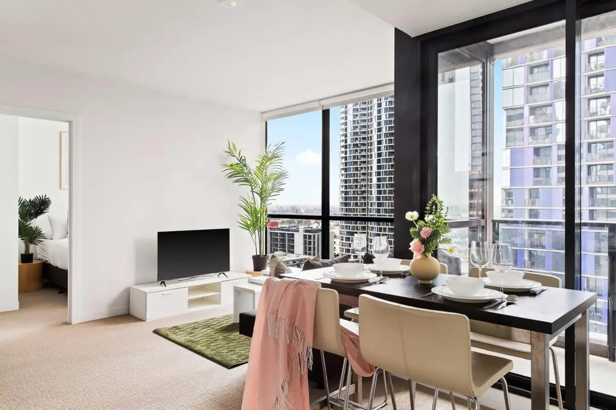 Image 5 of Modern 2BR Apt Next to Victoria Market City Views