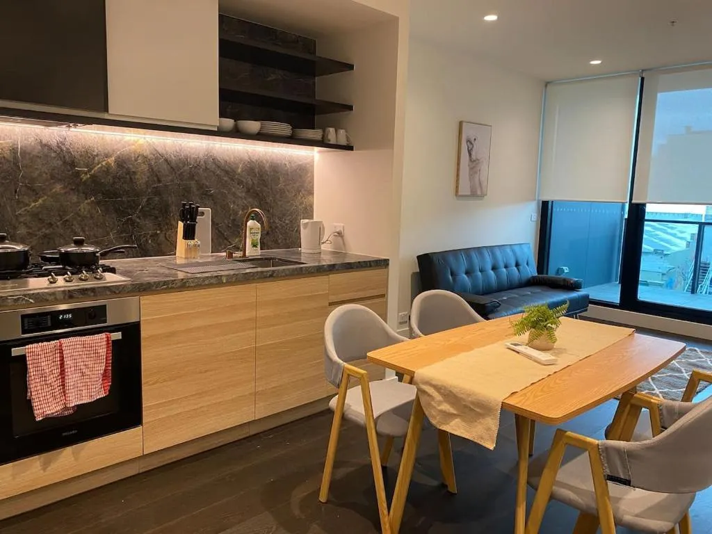 Image of Modern 2-Bed Apt with Parking in West Melbourne