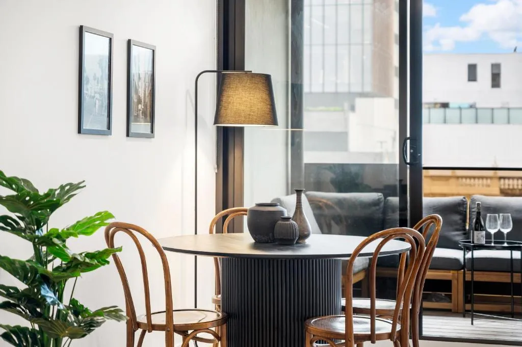 Image of Modern, Elegant Oasis