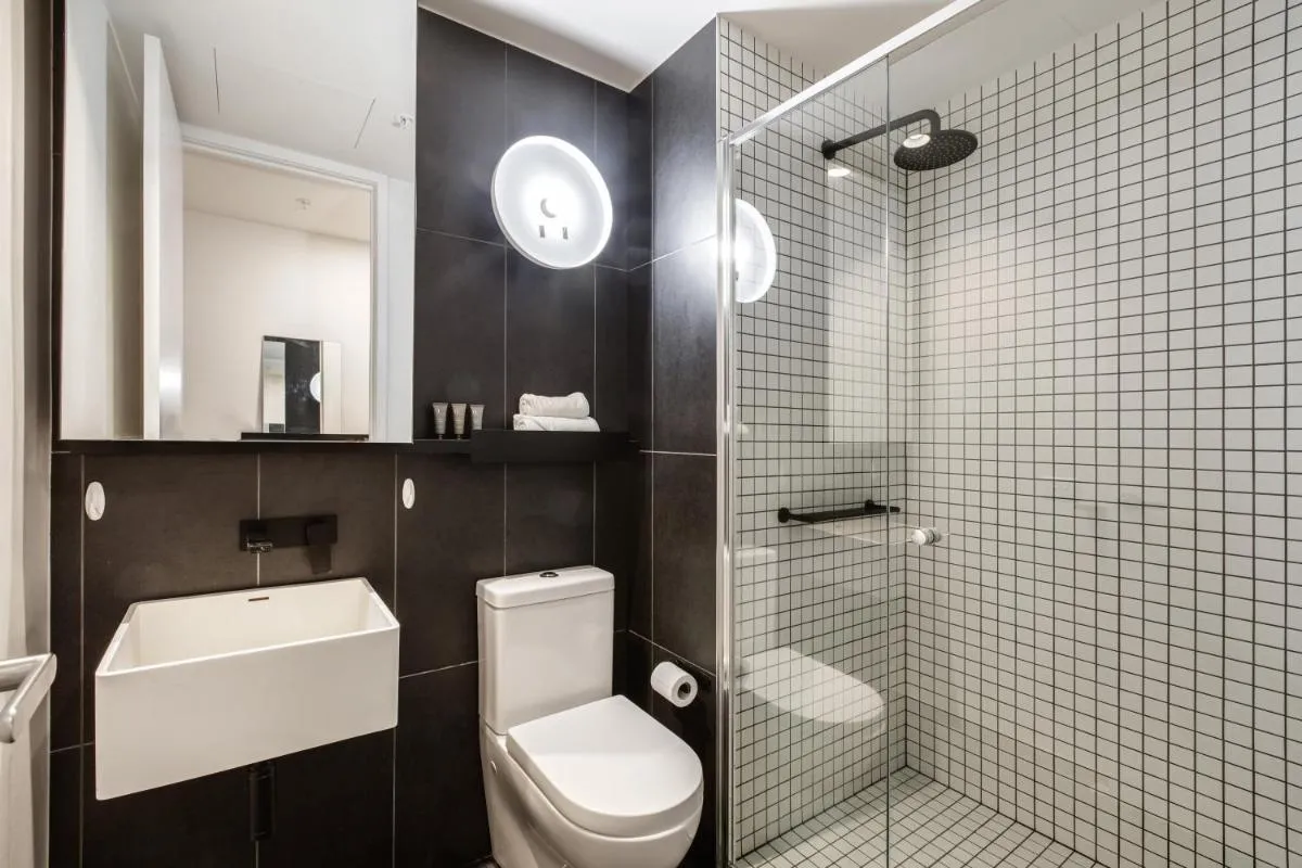 Image 2 of Modern Nomads Urban Gem on Empire 2BR Walk to Melbourne Central with Parking