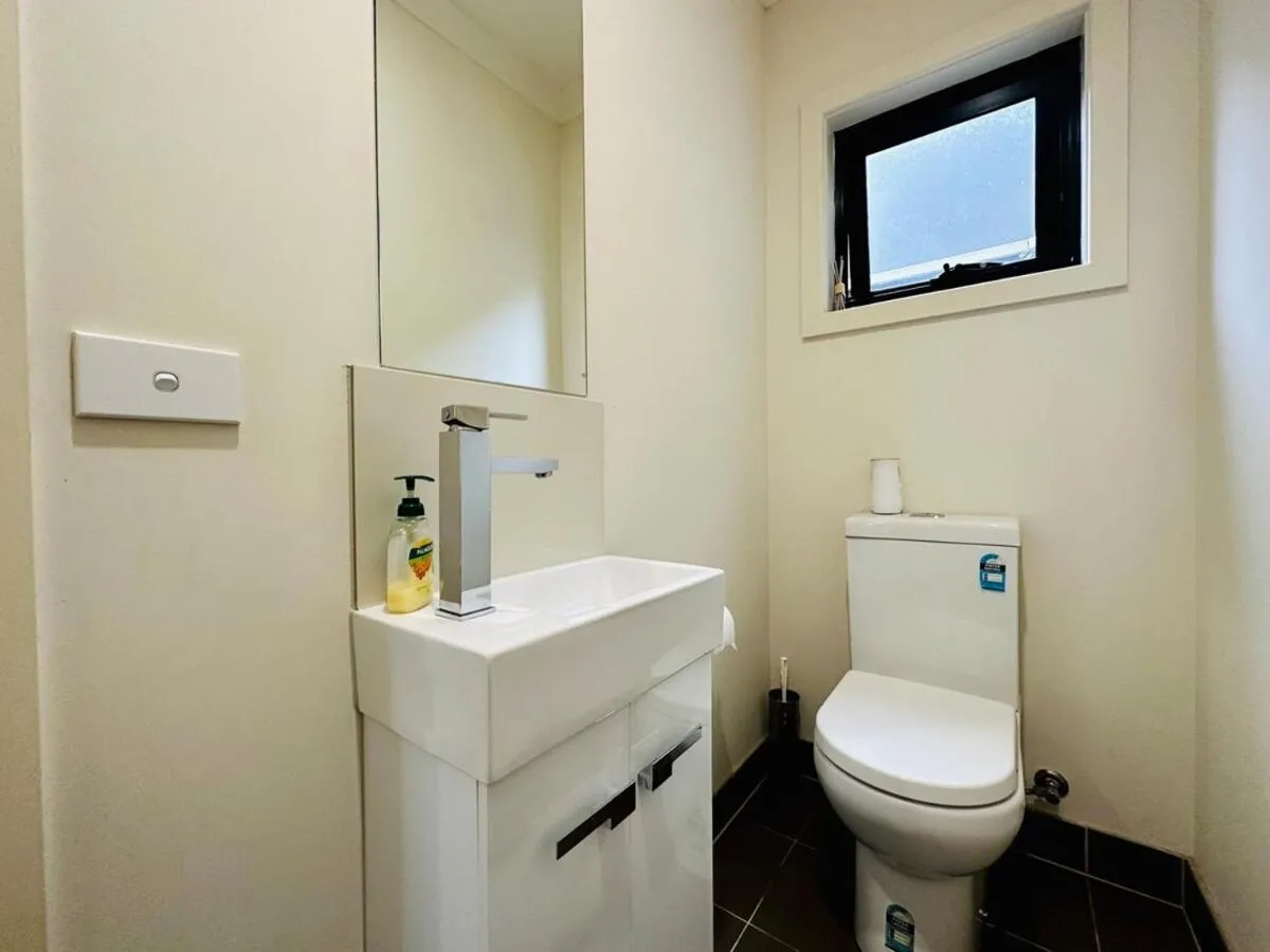 Image 2 of Mt Waverley Spacious 2br2ba Parking Wifi Balcony