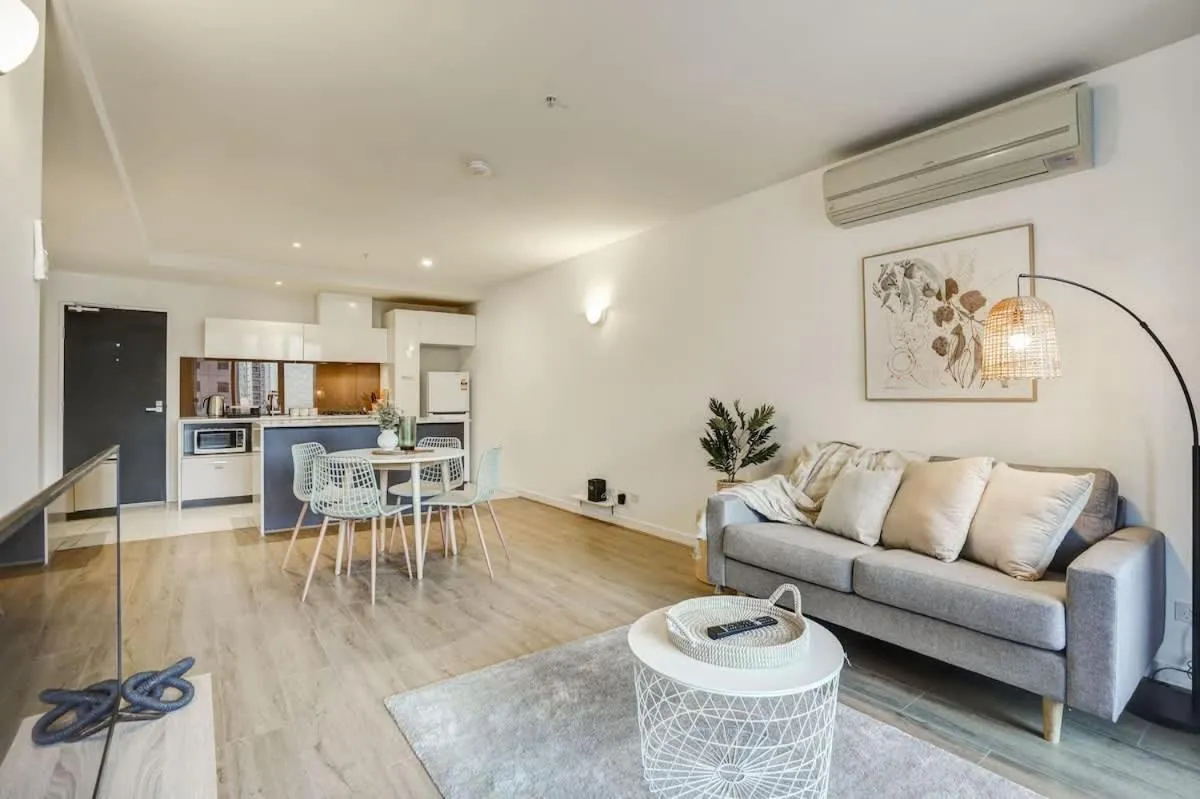 Image 3 of Neo200 – Sophisticated 2bed CBD Apt with parking