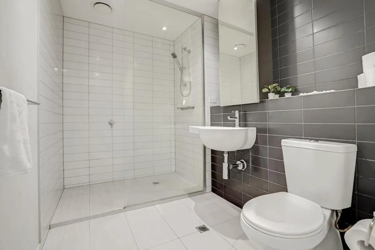 Image 2 of Neo200 – Sophisticated 2bed CBD Apt with parking