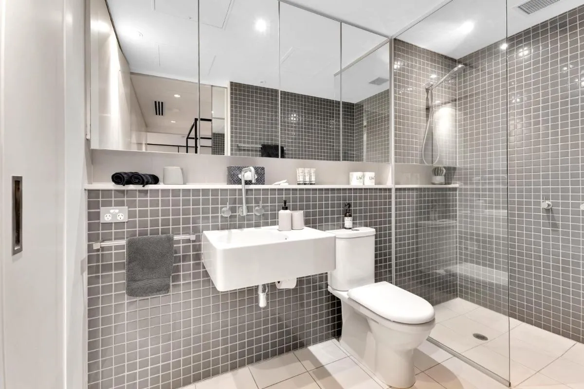 Image 2 of Opulent Level 25 Condo with Breathtaking Views