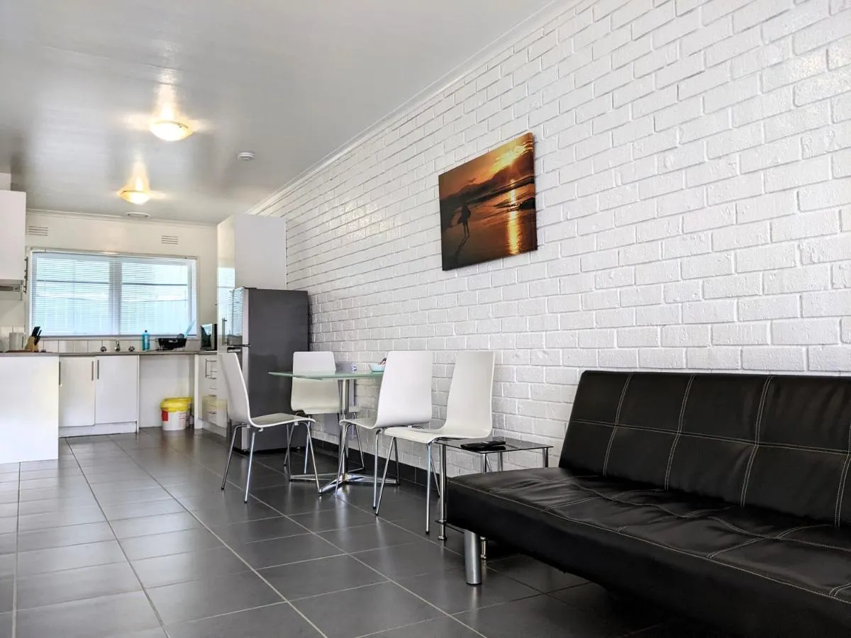 Image 2 of PROMO!!! 2-Bedroom Home Near Airport, Train Station!