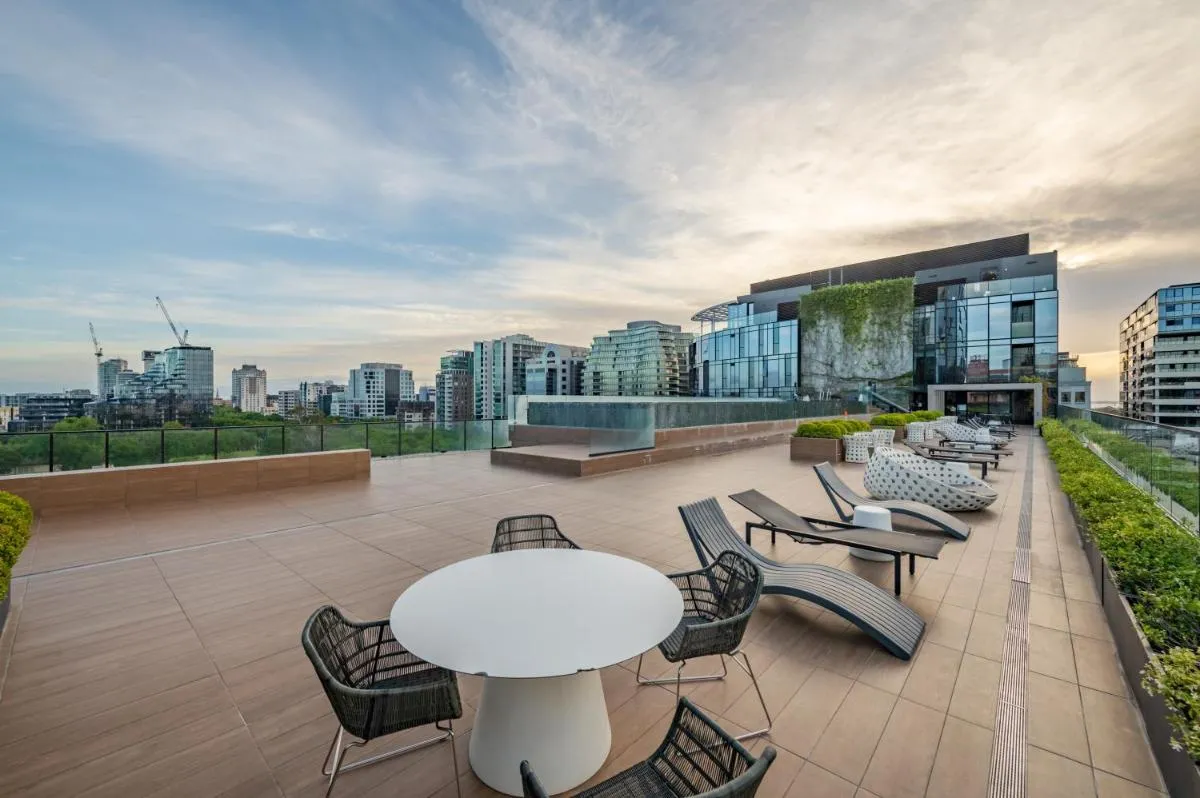 Image 6 of Parkside perfection next to CBD with Free Parking