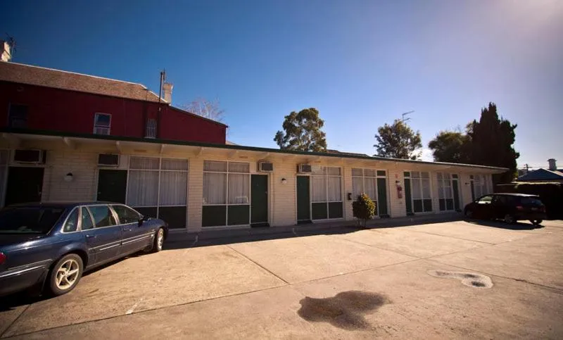 Image 4 of Parkville Motel