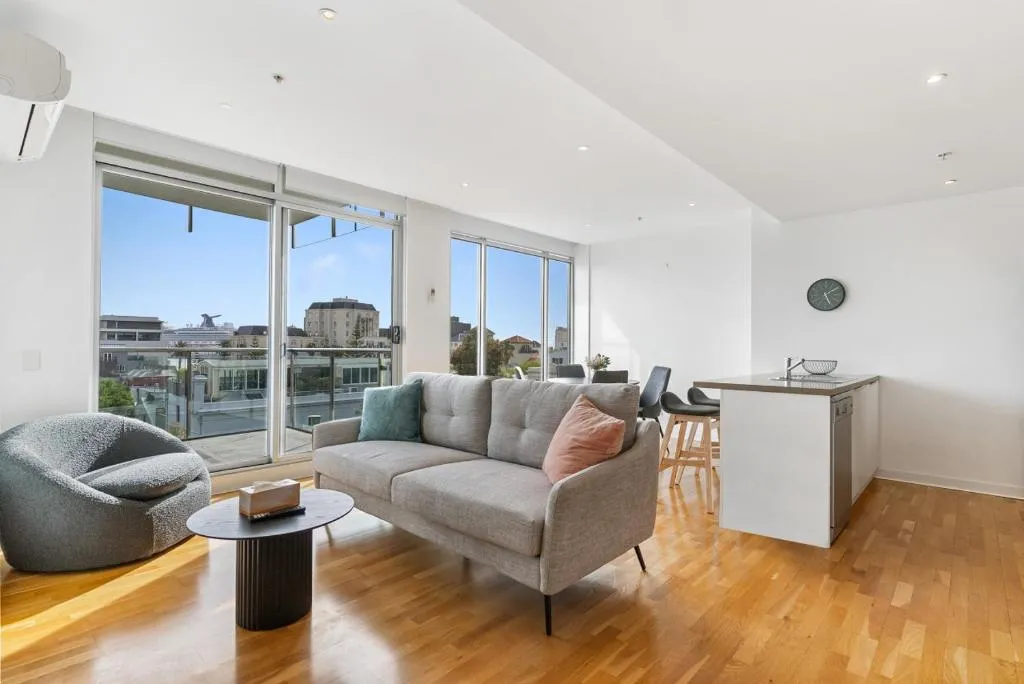 Image of Port Melbourne and a glimpse of the sparkling bay – sleeps 4