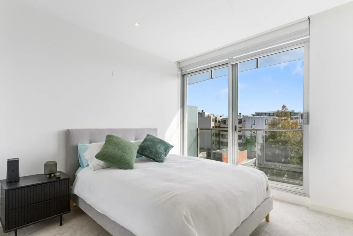 Image 6 of Port Melbourne and a glimpse of the sparkling bay – sleeps 4