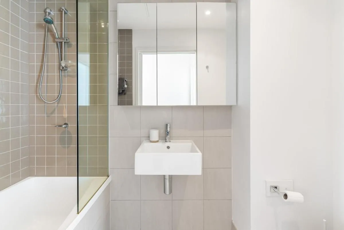 Image 2 of Port Melbourne and a glimpse of the sparkling bay – sleeps 4