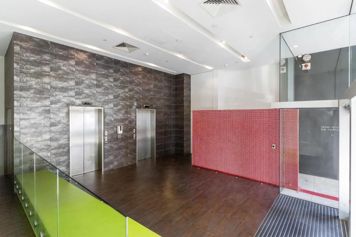 Image 4 of Port Melbourne and a glimpse of the sparkling bay – sleeps 4
