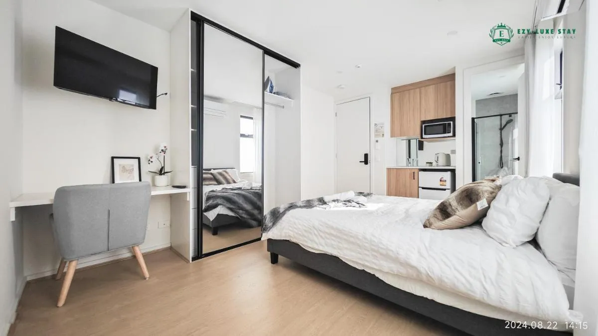 Image 4 of Private Suite with Queen Bed TV – Room 11