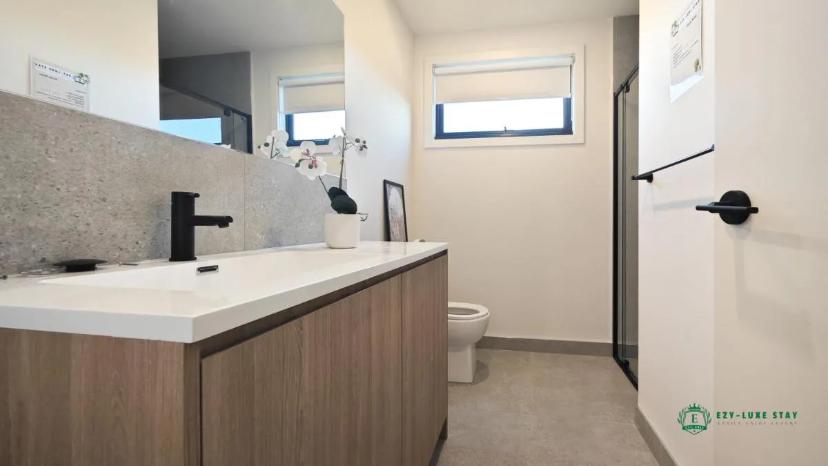 Image 5 of Private Suite with Queen Bed TV – Room 11