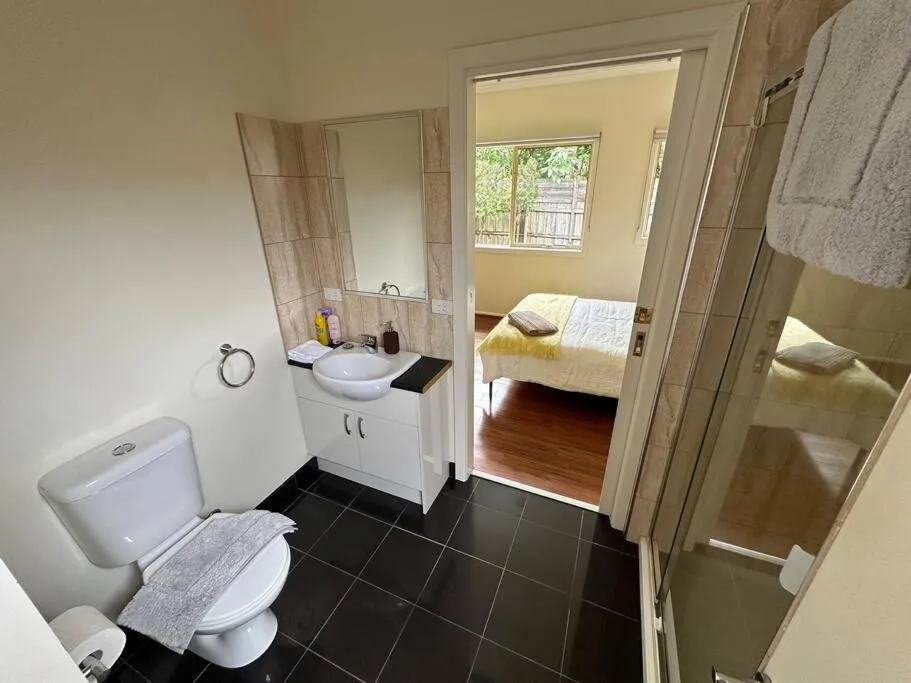 Image 2 of Quiet family home near knox, caribbean gardens