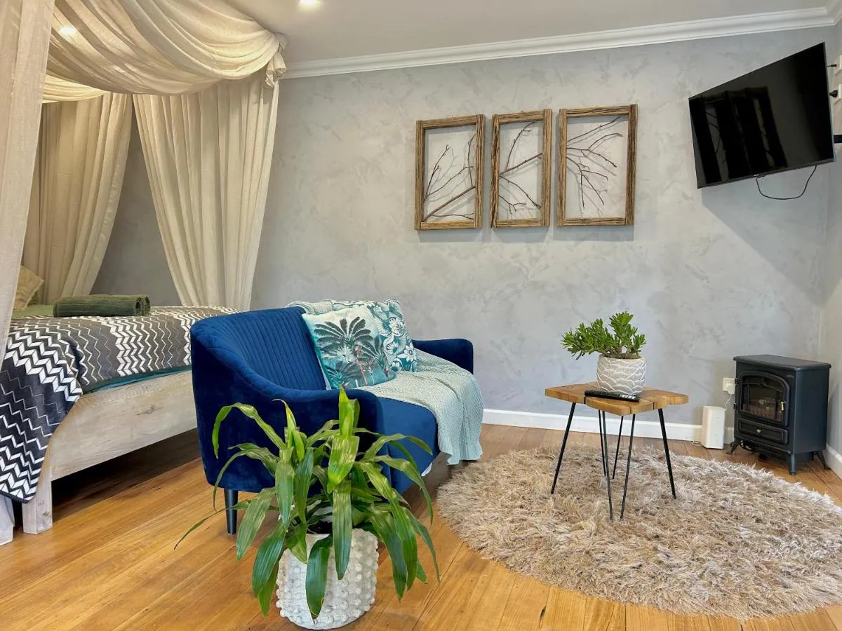 Image 4 of Romantic Retreat with Spa and Private Gardens