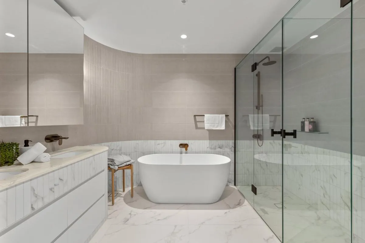 Image 2 of Sapphire finest CBD & garden views 3BR 2B with free parking