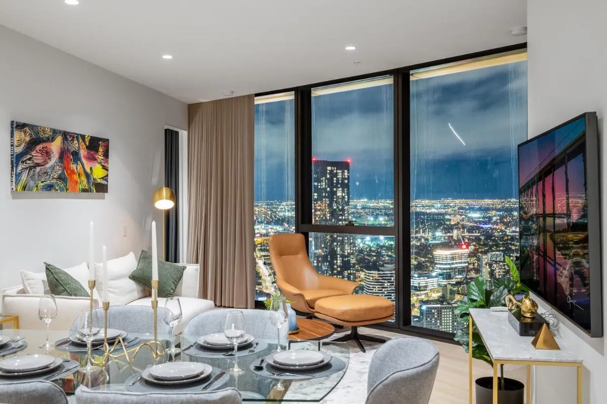 Image 3 of Sapphire finest CBD & garden views 3BR 2B with free parking