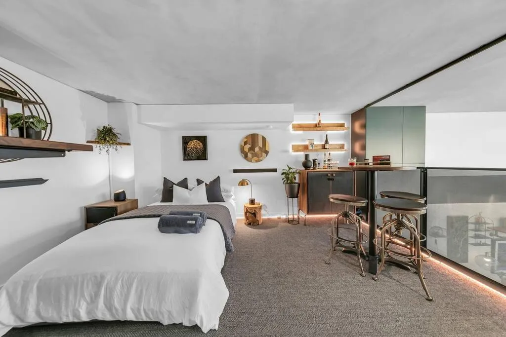 Image 1 of Sol Docklands – Unique 3 Bedroom Loft, Infinity Pool, Gym, Free Parking and Free Trams