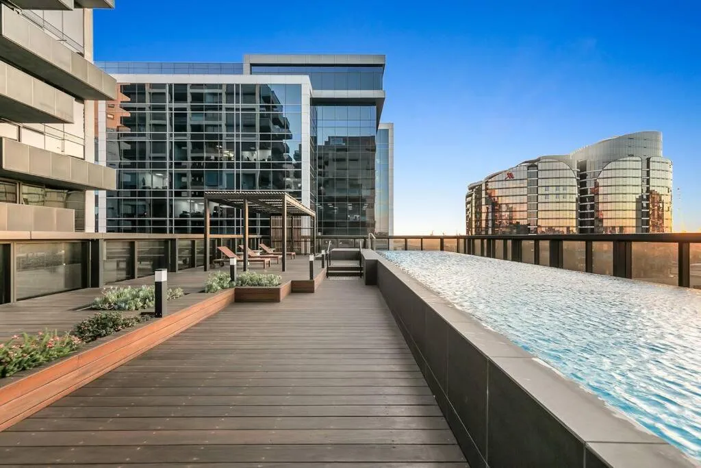 Image 6 of Sol Docklands – Unique 3 Bedroom Loft, Infinity Pool, Gym, Free Parking and Free Trams