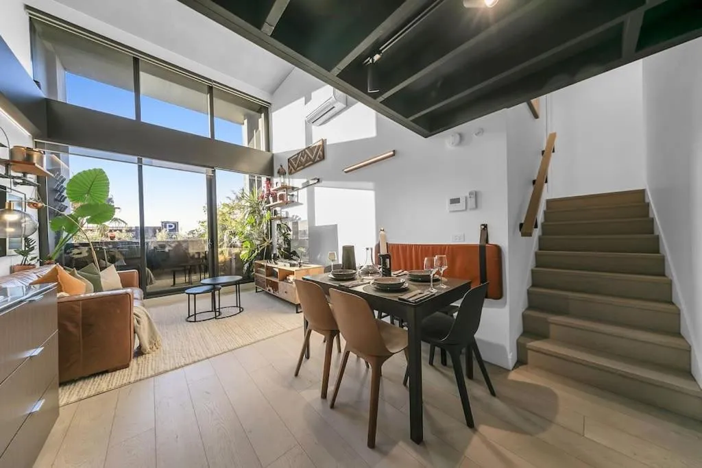 Image 4 of Sol Docklands – Unique 3 Bedroom Loft, Infinity Pool, Gym, Free Parking and Free Trams