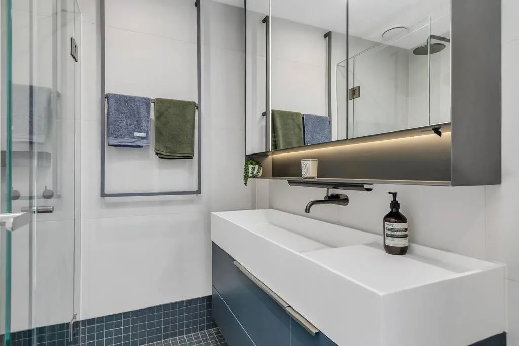 Image 2 of Sol Docklands – Unique 3 Bedroom Loft, Infinity Pool, Gym, Free Parking and Free Trams