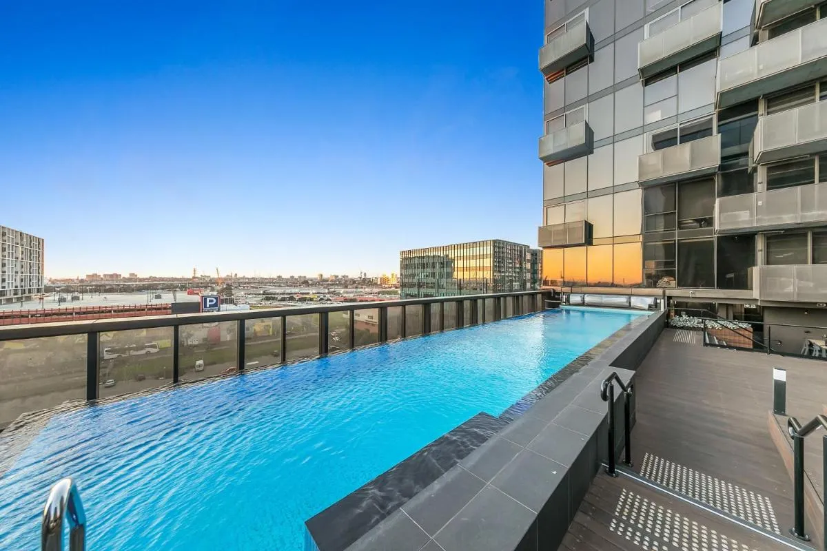 Image 3 of Sol Docklands – Unique 3 Bedroom Loft, Infinity Pool, Gym, Free Parking and Free Trams