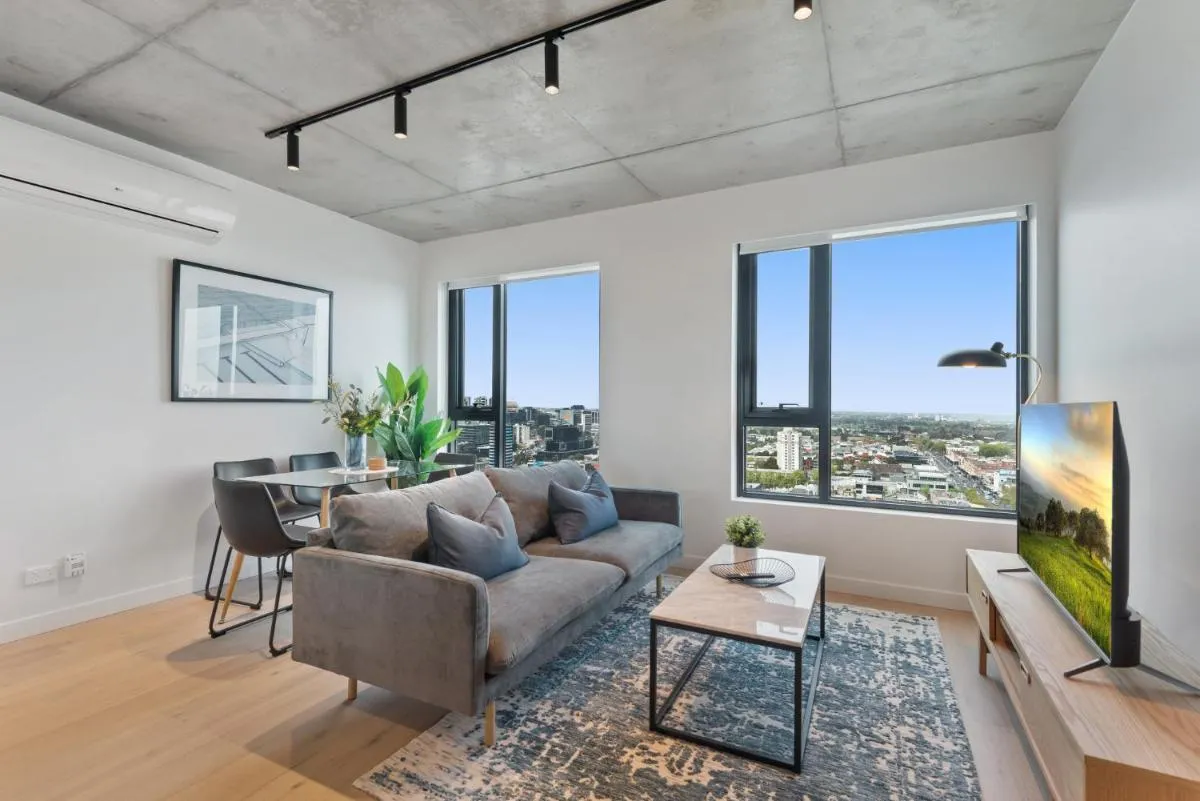 Image 5 of Sophisticated 2-Bed with Bay Views & Amenities
