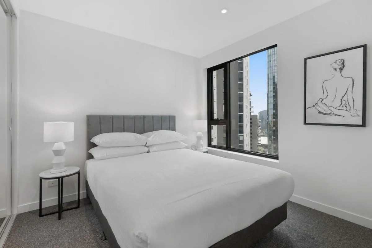Image 1 of Sophisticated 2-Bed with Bay Views & Amenities