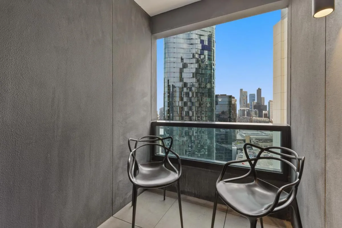 Image 6 of Sophisticated 2-Bed with Bay Views & Amenities