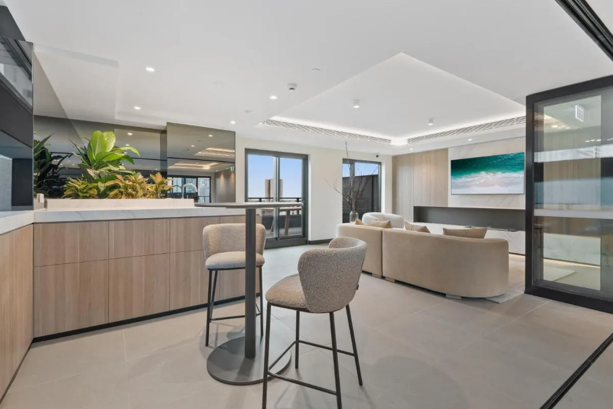 Image 4 of Sophisticated 2-Bed with Bay Views & Amenities
